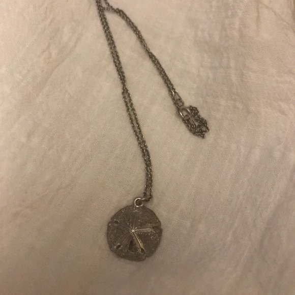 Silver sand dollar necklace from the Pearl Factory - Picture 3 of 3